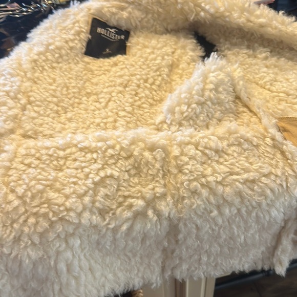 Hollister Cream Faux Fur Vest - Picture 10 of 11